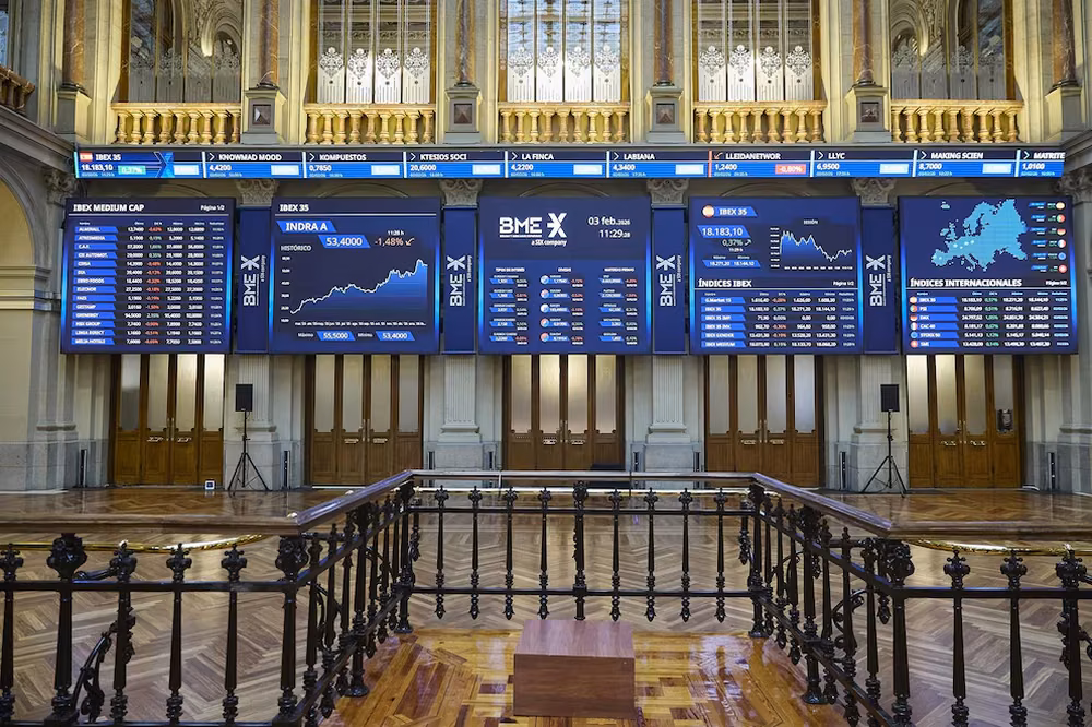Palacio de la Bolsa de Madrid con los paneles de cotizaciones al fondo.