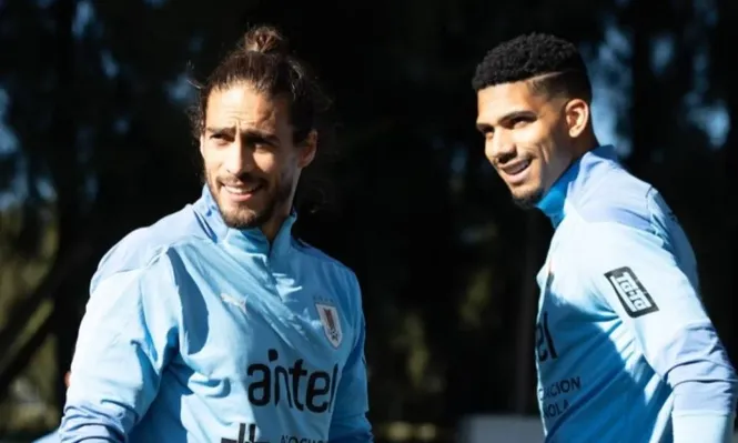 Martín Cáceres y Ronald Araujo, dos compañeros que juegan en los cuatro puestos de la defensa uruguaya