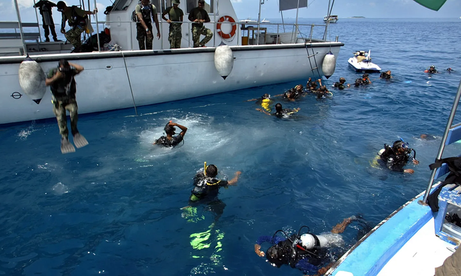 Operación de rescate con buzos en Maldivas.&nbsp;