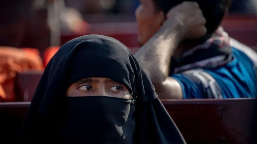 La palabra hijab describe el acto de cubrirse en general, pero a menudo se usa para describir los pañuelos que usan las mujeres musulmanas.Estos vienen en muchos estilos y colores.