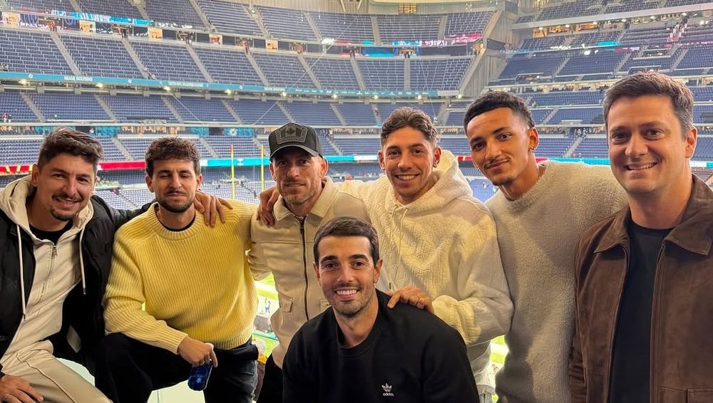 Álvaro Rodríguez y Federico Valverde vieron el partido de la NFL en el Estadio Santiago Bernabéu de Real Madrid