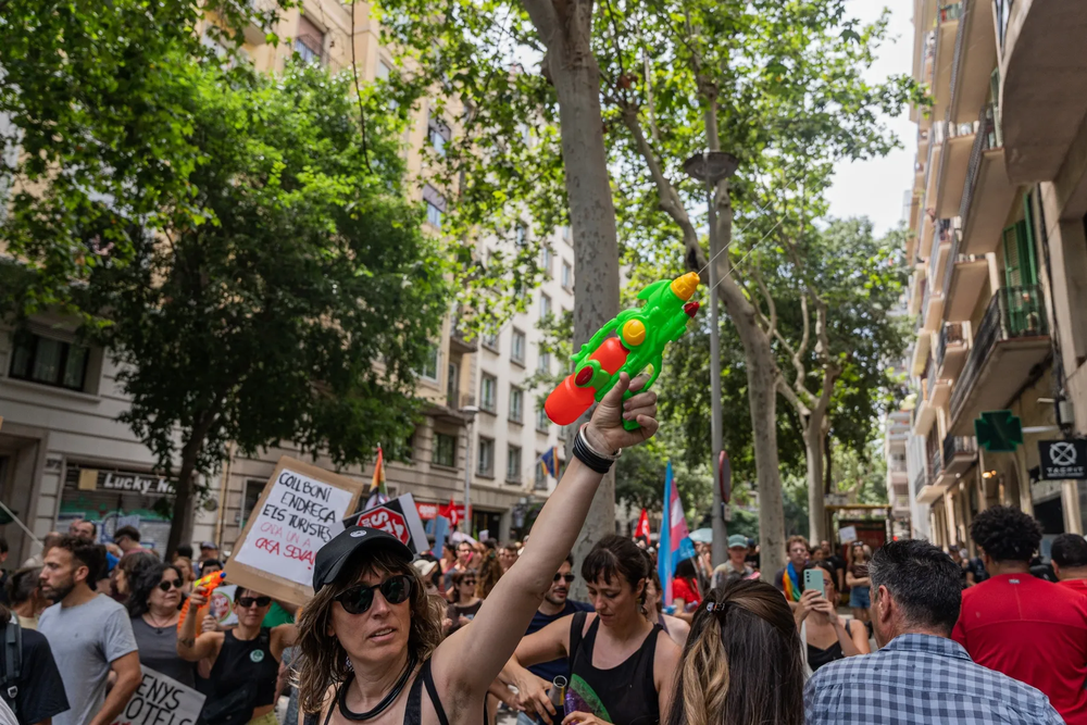 Una manifestación en Barcelona, una de las ciudades donde la movilización contra el turismo masivo se hace sentir. Vinculadas a la crisis de la vivienda, las protestas culpan a los turistas de la escasez de oferta de pisos para los españoles.&nbsp;