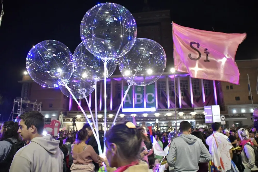 Votantes del Sí en la explanada de la intendencia