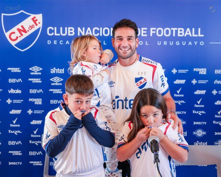 Nicolás Lodeiro junto a sus hijos en la presentación del futbolista en Nacional Nicolás Lodeiro junto a sus hijos en la presentación del futbolista en Nacional