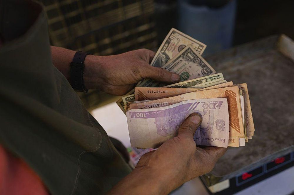El bolívar se ha devaluado drásticamente en el último año, impulsando la inflación.