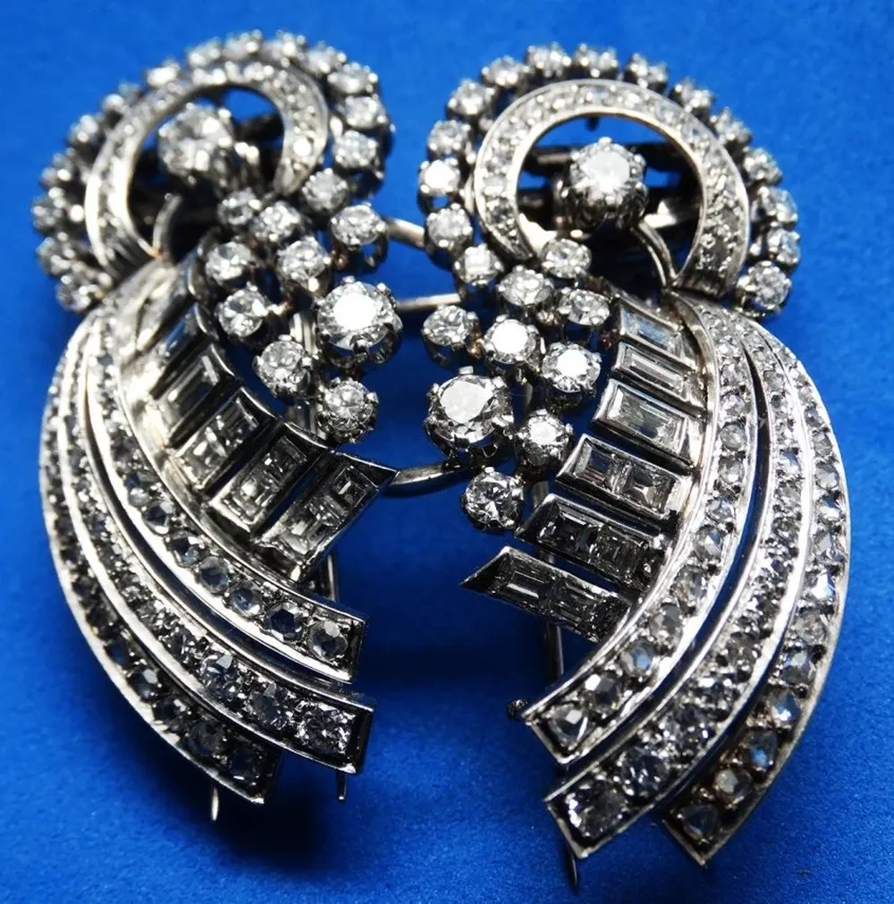 Se podrá realizar ofertas además por un prendedor doble clip de con brillantes y diamantes