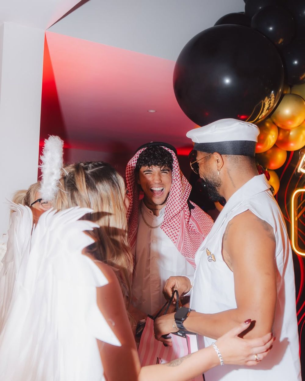 La espectacular fiesta de cumpleaños con disfraces de Rodrigo Aguirre y su pareja