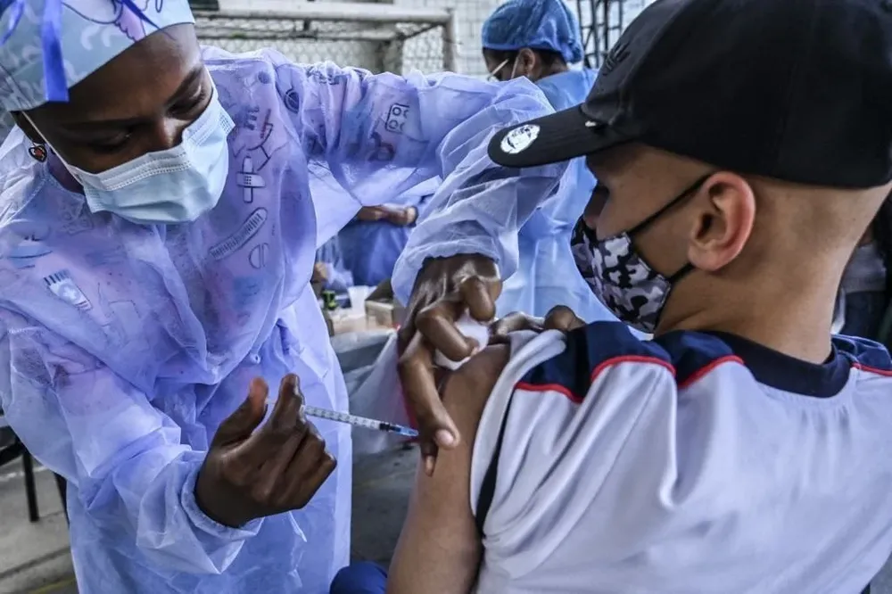 Un adolescente es vacunado con la vacuna anticovid de Pfizer en Colombia