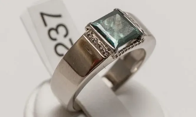 Solitario de 18 quilates con brillante azul de 2,20 quilates.