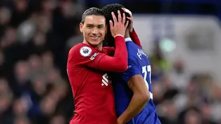 Darwin Núñez sonríe con Fofana de Chelsea