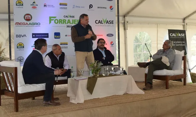 Lussich, González, Delgado, Buffa y Fernández, en el panel de cierre de la actividad en Florida.