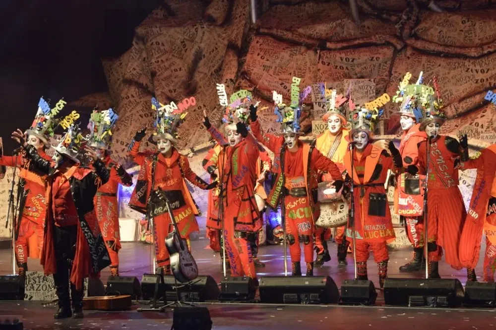 La Clave, una de las 10 murgas clasificadas.