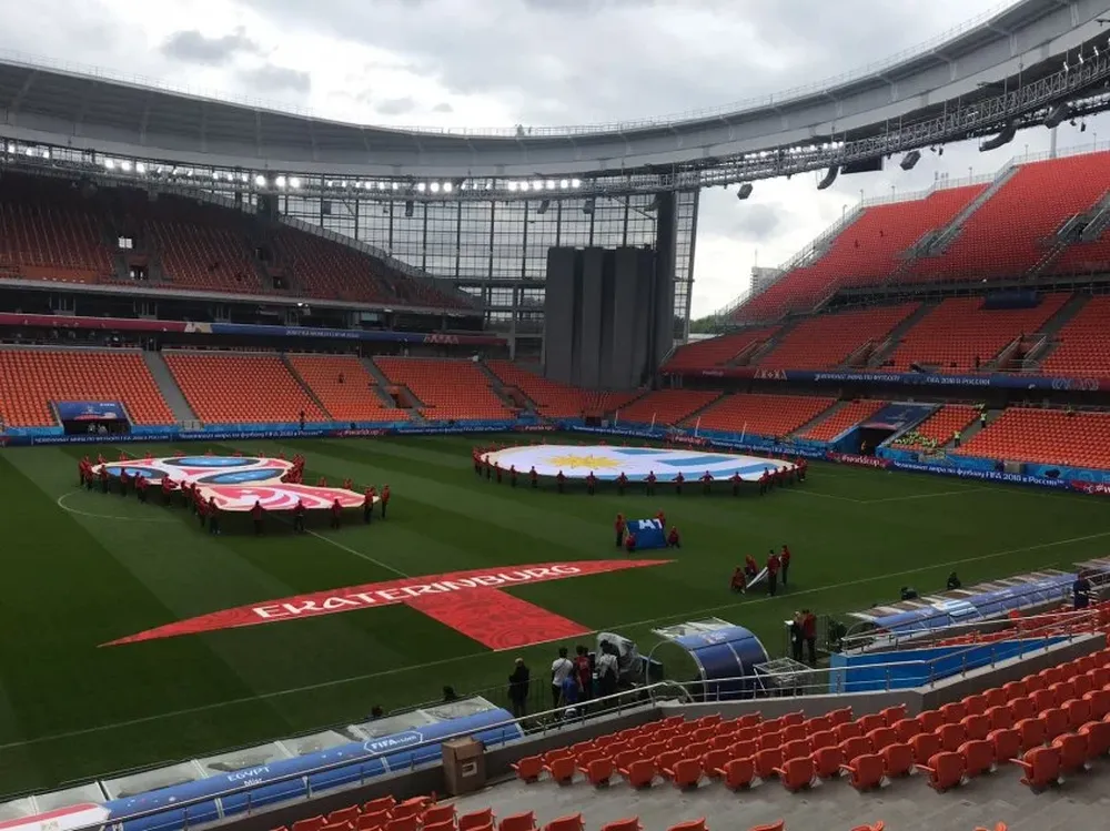 Referí recorrió el estadio de Ekaterimburgo donde debutará Uruguay