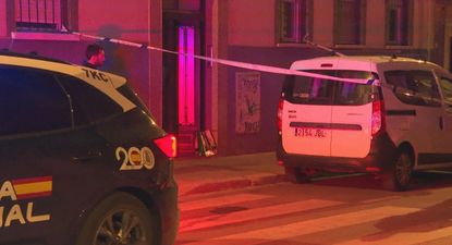 hallan un bebe recien nacido abandonado dentro de una bolsa de supermercado en un portal de carabanchel