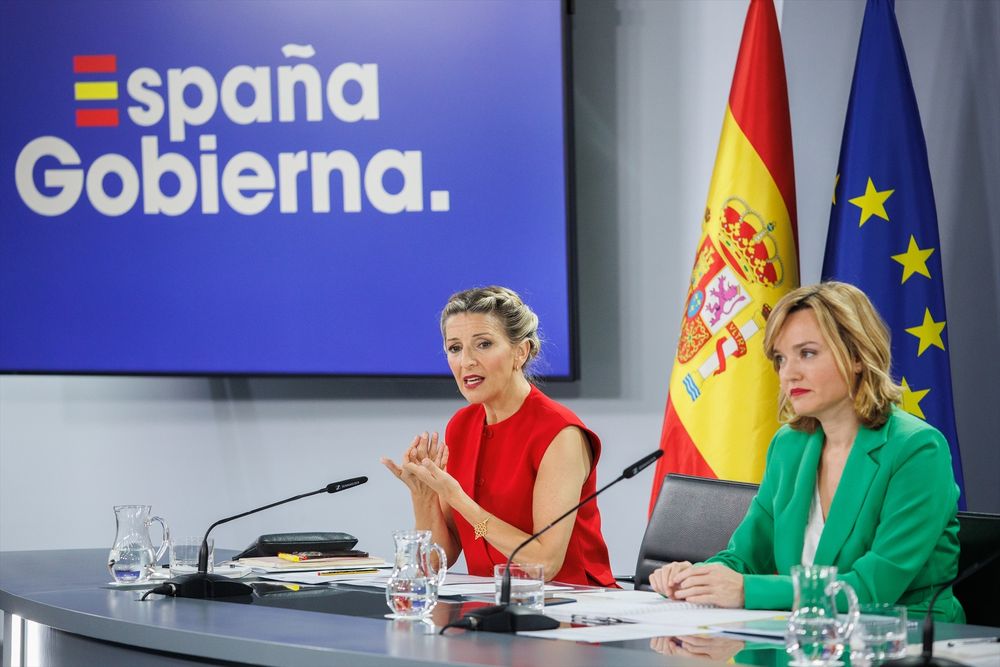La vicepresidenta segunda y ministra de Trabajo y Economía Social, Yolanda Díaz (i), y la ministra Portavoz, Pilar Alegría (d), durante una rueda de prensa posterior a la reunión del Consejo de Ministros, a 21 de mayo de 2024, en Madrid (España).&nbsp;