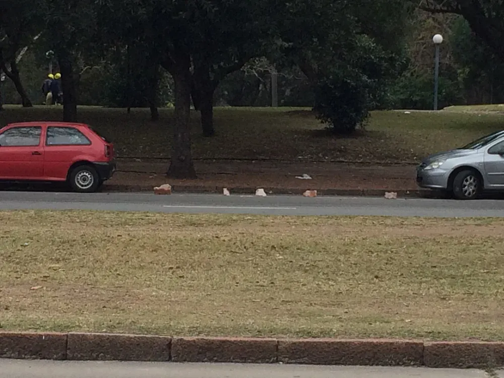 ¿Qué potestad tiene el cuidacoches de reservarse lugares para sí como si la calle fuera suya? ¿Qué hacemos nosotros para evitar esas imbecilidades?