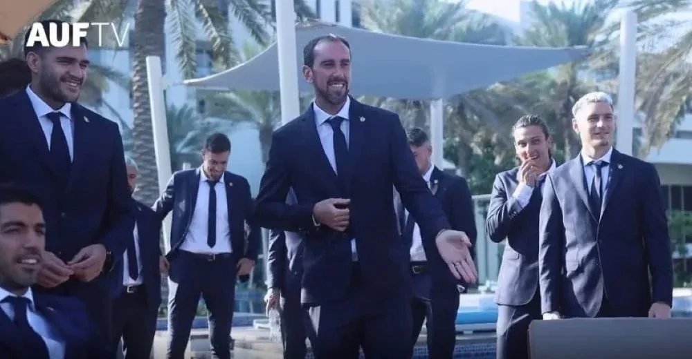 Diego Godín ordena a sus compañeros en lo que sería la foto que se sacó la selección uruguaya con traje en el Mundial de Qatar 2022