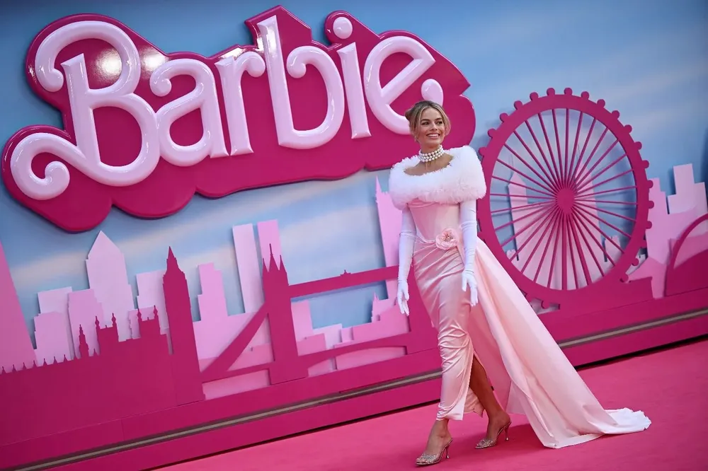La actriz Margot Robbie en la carpeta rosada por el estreno europeo de Barbie en Londres