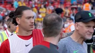 Video: ¿a quién le sacó la gorra Darwin Núñez antes del último partido de Liverpool en Premier League?