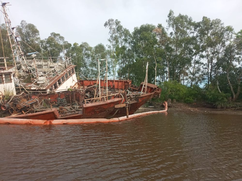 Barco abandonado en Carmelo