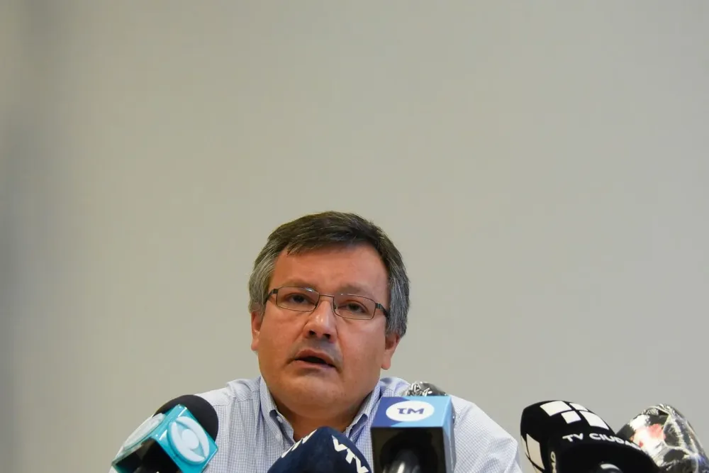 Santiago González saludó a su sucesor, Matías Terra