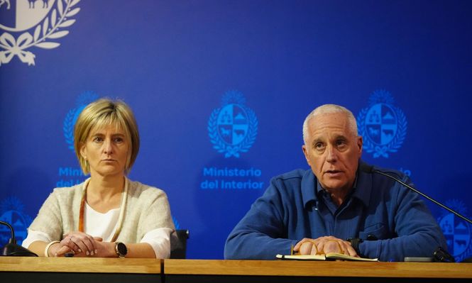 La subsecretaria del Ministerio del Interior, Gabriela Valverde, y el ministro Carlos Negro durante una conferencia de prensa el domingo 28 de setiembre de 2025 por el atentado contra la fiscal de Corte Mónica Ferrero