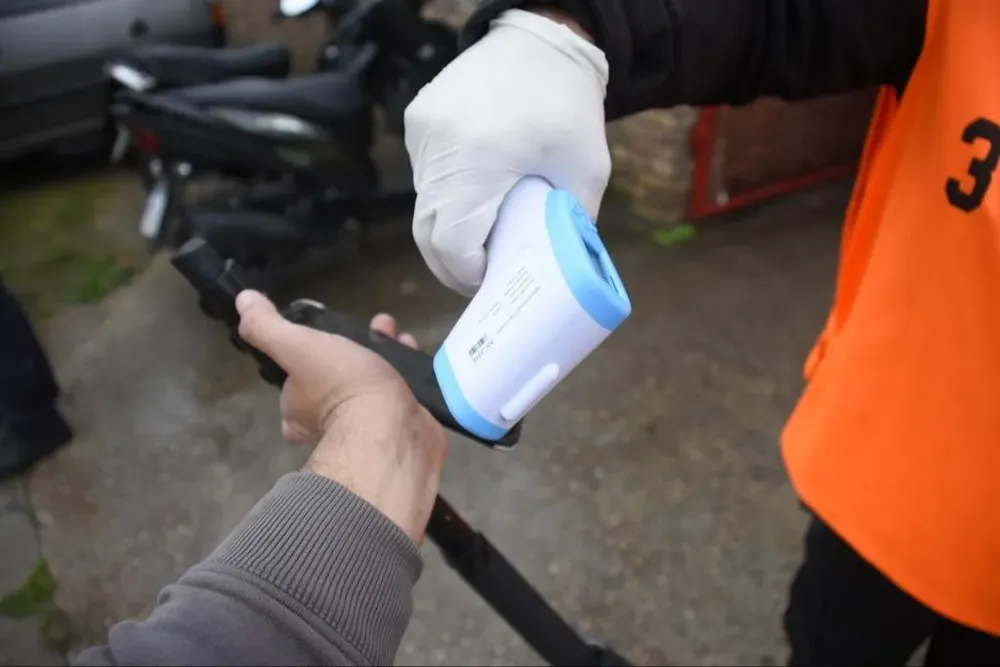 Toma de temperatura en el primer partido de fútbol con público