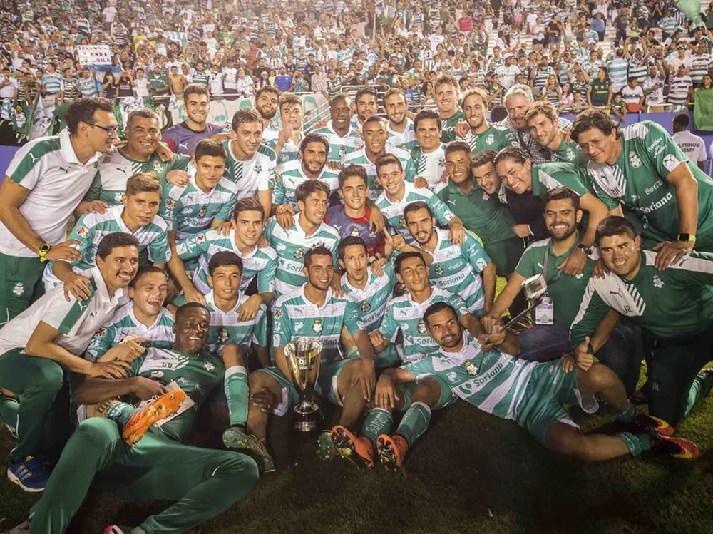 Jonathan Rodríguez en el festejo de Santos Laguna