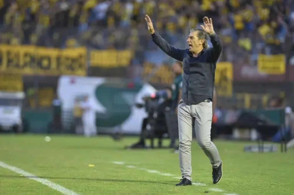 Eduardo Acevedo le pide calma a sus jugadores en la semifinal Peñarol-Defensor Sporting