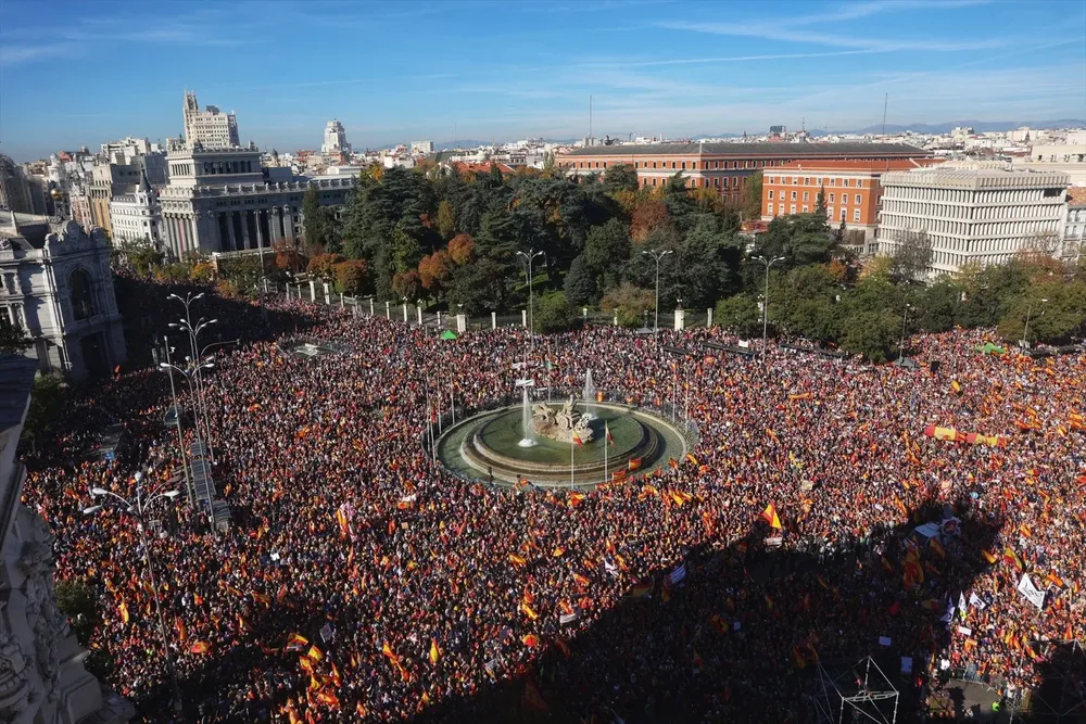 Miles de personas durante una manifestación contra la amnistía, en Cibeles, a 18 de noviembre de 2023, en Madrid (España).