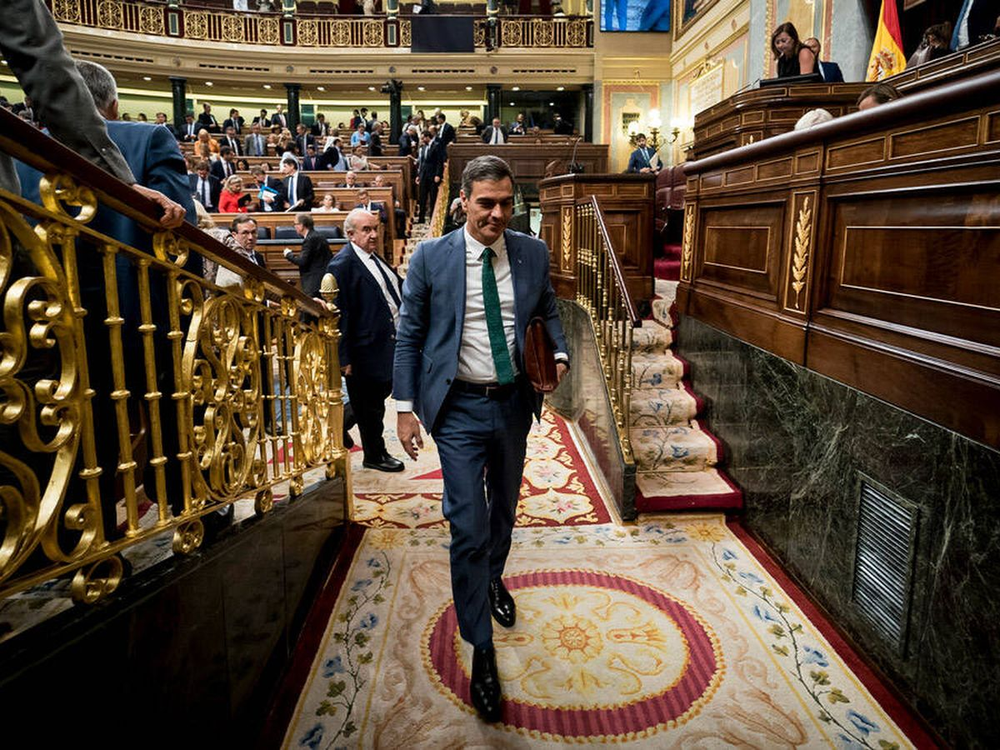 Pedro Sánchez, saliendo del Congreso de los Diputados.