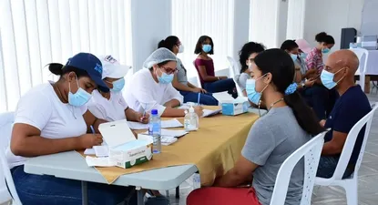 Dominicanos acuden a vacunarse contra el coronavirus, en Nagua el 26 de junio de 2021
