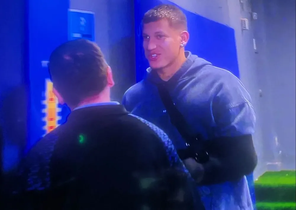 El arquero de Peñarol, Washington Aguerre, llegó a ver a su equipo con el brazo en cabestrillo