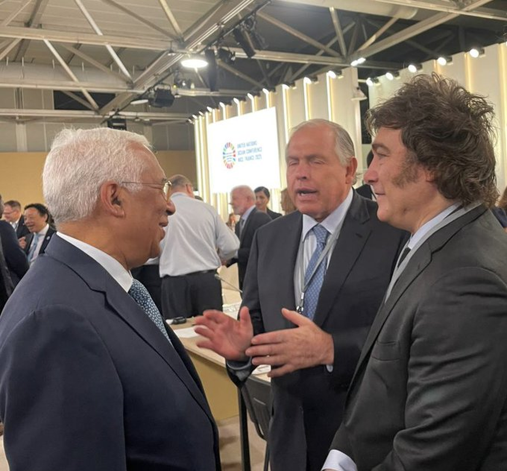 El presidente argentino, Javier Milei, junto al presidente del Consejo Europea, Antonio Costa, y el canciller Gerardo Werthein, todos en Niza.