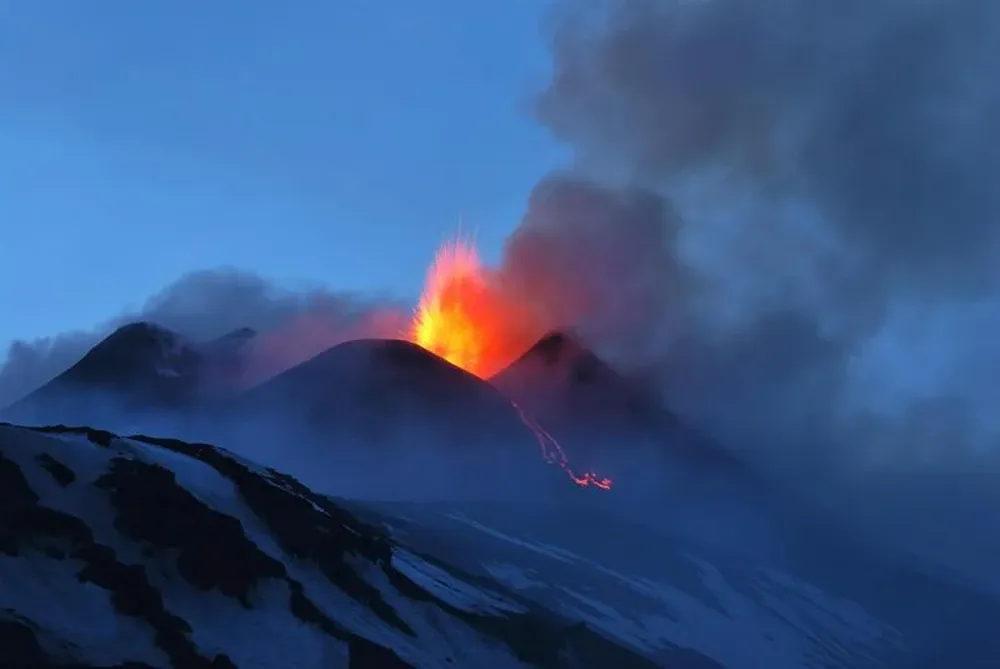 Italia- El volcán Etna escupe lava durante una erupción, en Sicilia, Italia, hoy, viernes 12 de abril