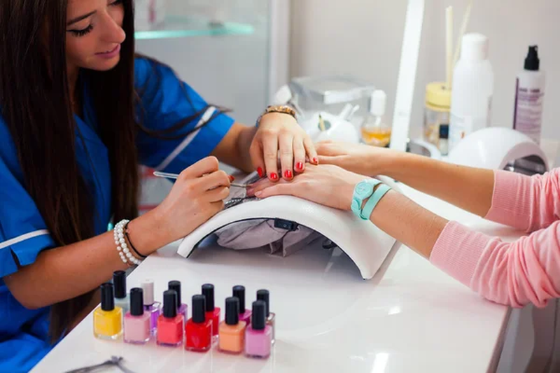 La UE prohíbe esmaltes de uñas semipermanentes con sustancias cancerígenas: cómo reconocerlos