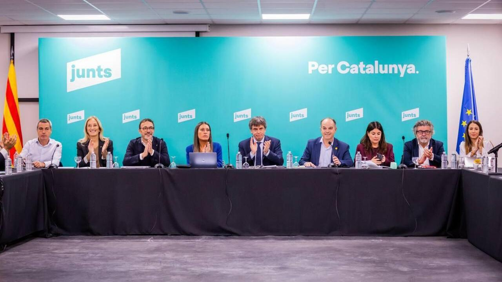 Carles Puigdemont (en el centro), junto a Míriam Nogueras y Jordi Turull, entre otros dirigentes, este lunes en Perpiñán&nbsp;
