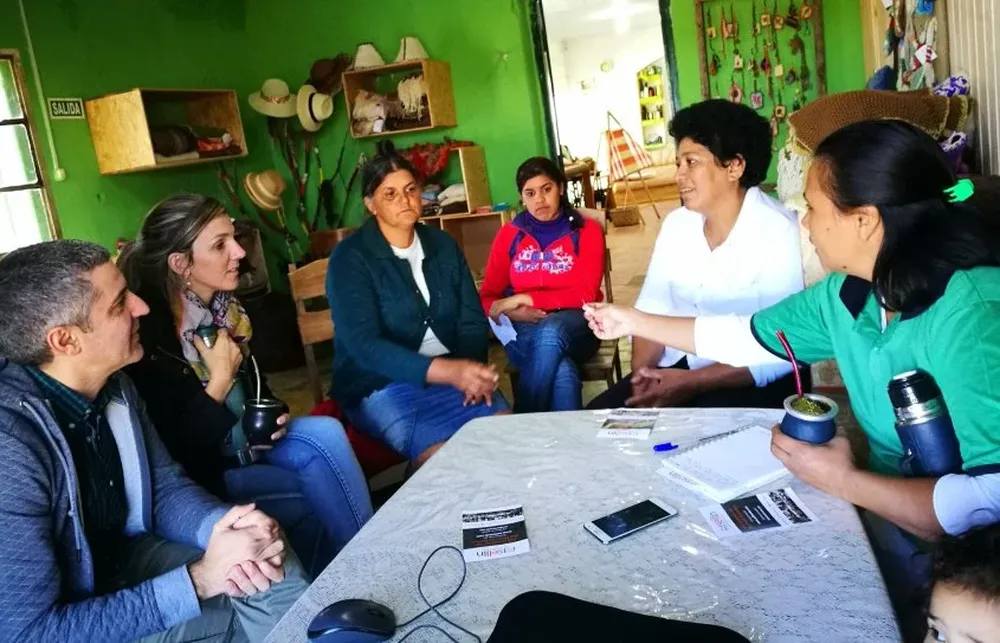 Loa ganadores del EmprendO 2017 junto a emprendedoras