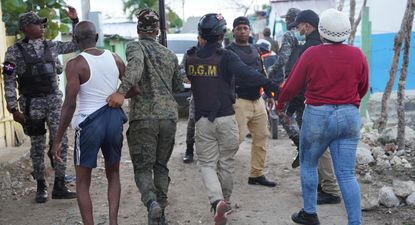 redadas y mas restricciones: republica dominicana endurece las medidas contra los haitianos indocumentados en la zona de punta cana, el mayor destino turistico del pais