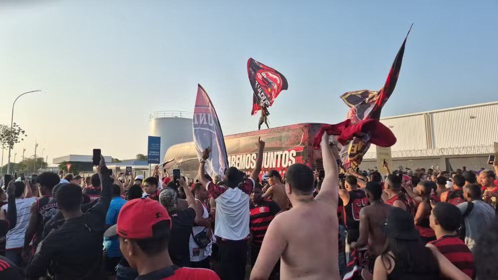 Hinchas de Flamengo le dieron una acalorada despedida al plantel que viajó este martes a Montevideo