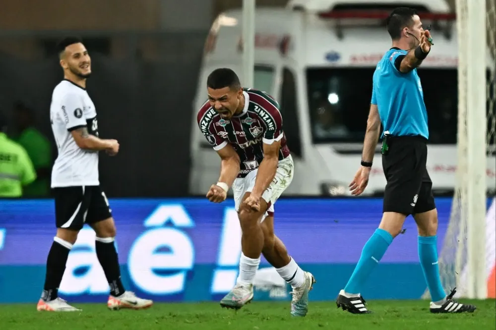 André celebra el 1-0 de Fluminense