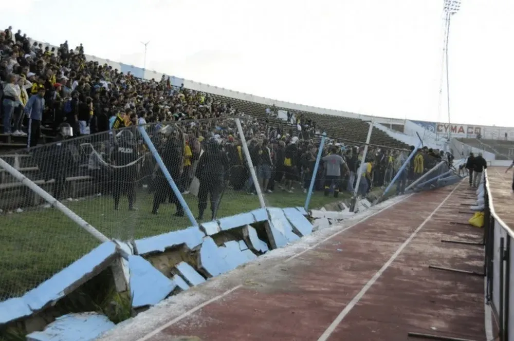 En 2011/2012 los hinchas de Peñarol derribaron el muro de la tribuna