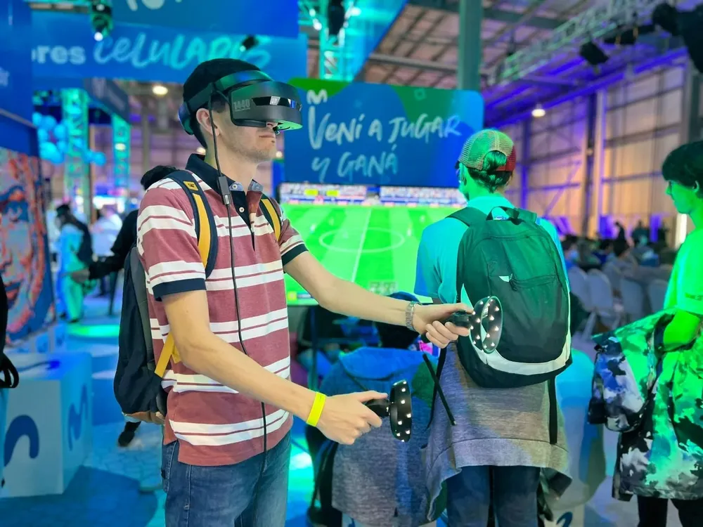 Una persona utiliza lentes de realidad virtual durante el evento que se desarrolló en Punta del Este.