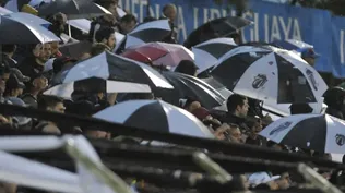 Los paraguas dominaron la tribuna Ghierra donde se ubicó la parcialidad de Danubio