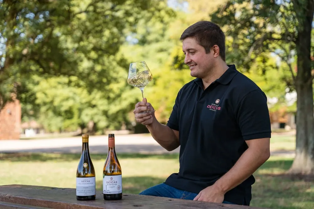 Santiago Deicas con los vinos premiados