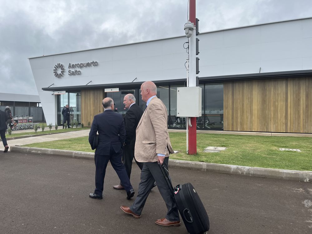 Juan José Olaizola en su llegada al Aeropuerto de Salto