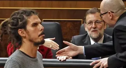 El diputado de Unidas Podemos, Alberto Rodríguez, es observado por Mariano Rajoy en el pleno del Congreso de los Diputados