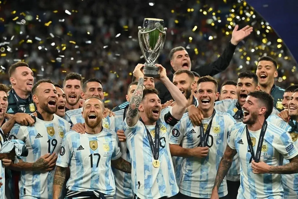 Messi con la copa de la Finalissima