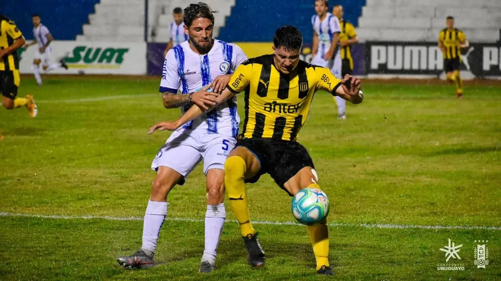 Lamardo y Piquerez durante el partido por el campeonato Uruguayo.