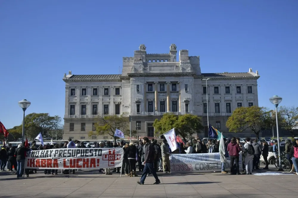 Gremios seguirán manifestándose por más presupuesto